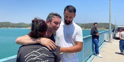 Göle düşen otomobildekilere saatlerdir ulaşılamayınca bir yakını göle atlamak istedi