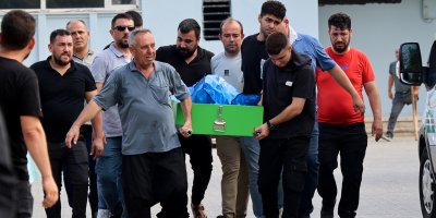 Göle düşen otomobilde can veren anne, baba ve iki kardeşin cenazesi köylerine uğurlandı