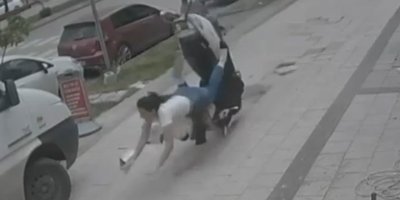 Kaldırım taşı kalkınca motosikletteki genç kızlar yere çakıldı
