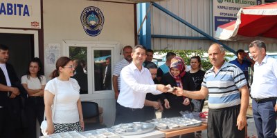 Başkan Özen, pazarda esnaf ve vatandaşlara aşure ikram etti