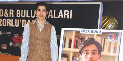 Vuslat Doğan Sabancı ve Ali Sabancı'nın oğlu Kaan Sabancı kendi broşürünü kendi dağıttı