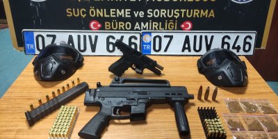 Adana'da gardırobun zulasından hafif makineli tüfek çıktı