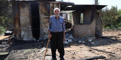 Orman yangınında evi yanan yaşlı adam: "80 yıllık evim başımıza yıkıldı"