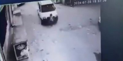 Adana’da yola fırlayan küçük çocuğa hafif ticari araç böyle çarptı