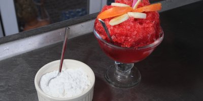 Adana sıcağında vatandaşlar 'bici bici' yiyerek serinliyor