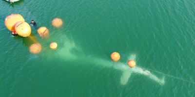 Baraja düşen helikopter yüzdürülerek karaya çıkarılıyor