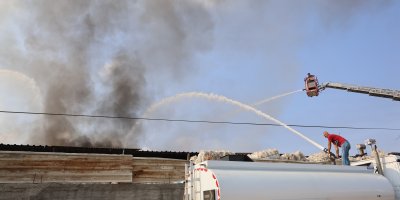 Adana'da geri dönüşüm fabrikası alevlere teslim oldu