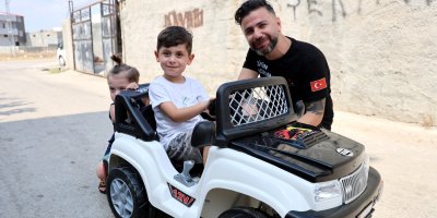 Minik Kerimcan ve down sendromlu Halil İbrahim'in akülü araba sevinci