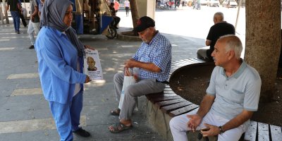 Sokak sokak herkese "Babamı gördünüz mü" diye soruyor