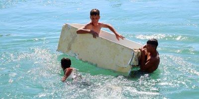 Eski buzdolabını kayık yaptı, sulama kanalına açıldı