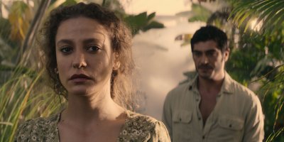 Yaz günü Adana sıcağında kürk giyen zengin kadın darp ediliyor.