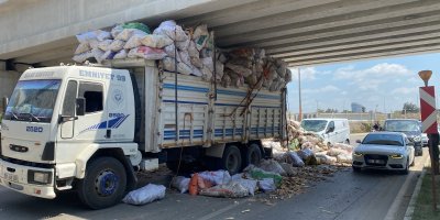 Adana'da tahta yüklü kamyon köprü altında sıkıştı