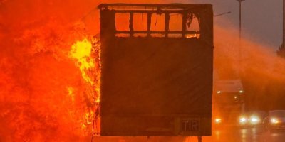 Seyir halindeki tır alev alev yandı