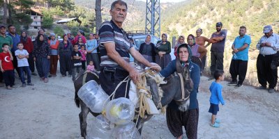 Susuz kalan köylü eşek ve katır ile su taşıyor