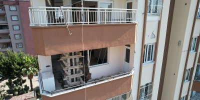 Adana’da orta hasarlı binalarda yıkım işlemi sürüyor