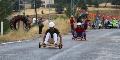 Adana'da yarışmacılar el yapımı tahta araçlarıyla birincilik için mücadele etti