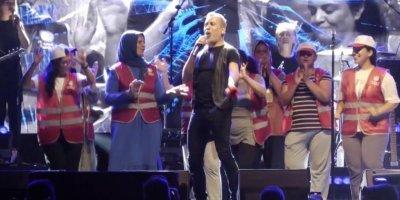 Haluk Levent sahneye direnişteki Polonez işçileriyle çıktı