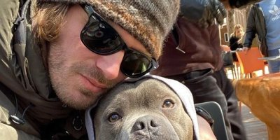 Adanalı Sanatçının paylaşımına beğeni yağdı: "Adamın köpeği bile yakışıklı"