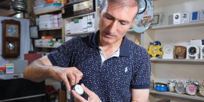 İnternette öğrendiği saat tamiri için sağlık teknikerliğini bıraktı