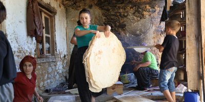 Kadınlar kışlık ekmeklerini imece usulü hazırlıyor