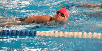 Ayağını suya sokmaya korkarak başladı, şimdi ise yüzmede rakip tanımıyor