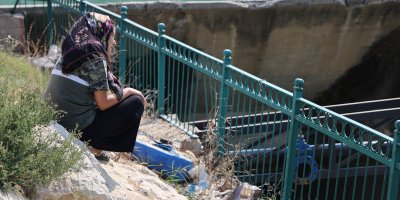 Evlatlarının öldüğü yerden bir an olsun ayrılmıyorlar