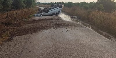 Kayganlaşan yolda takla atarak durabildi