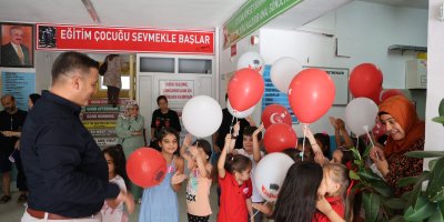 Okulla tanışan miniklere balonlu karşılama