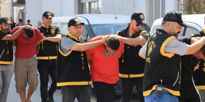 Çalıştıkları mobilyacıya silahlı saldırı düzenleyerek 5 milyon TL haraç istediler