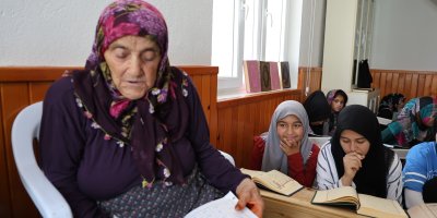 78 yaşındaki Menekşe ninenin Kur’an-ı Kerim öğrenme azmi