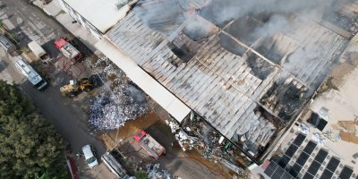 Adana’da kitap dağıtım deposu yandı: 10 işyeri küle döndü