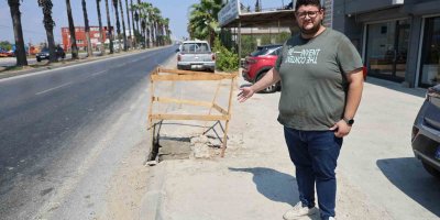 Önce etrafı kontrol etti, sonra mazgalı çaldı