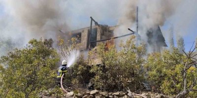 Yanan ev kullanılamaz hale geldi