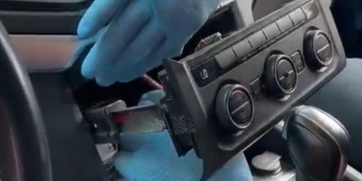 Otomobilin radyo bölümündeki zuladan 6 silah çıktı