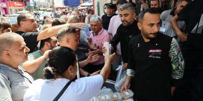 Narin'in anısına helva ve döner dağıtımı izdihama dönüştü