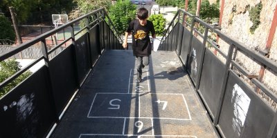 Bu üst geçitten geçen herkes sekiyor