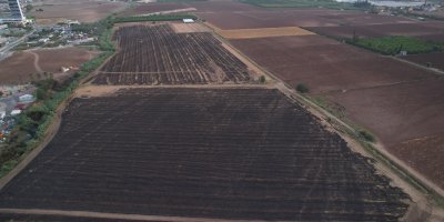 Anız yangını atık deposuna sıçrayınca mahalleler duman altında kaldı