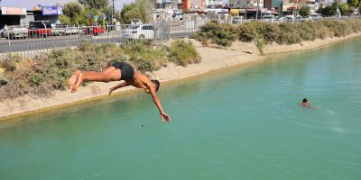 Sıcaklar bitmeyince okuldan kaçan çocukların tehlikeli serinliği