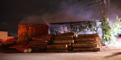 Nöbetçi esnaf yangının büyümesini önledi