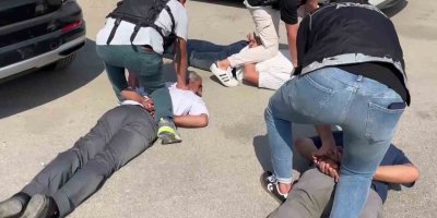 Lüks araçla torbacılık yapanlar film gibi operasyonla yakalandı