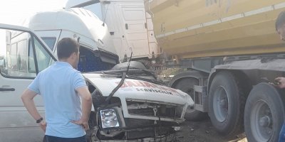 İşçi servisiyle kamyon çarpıştı: 3 ölü, 7 yaralı