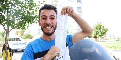 Adana'da trafik cezası yiyen sürücü ceza makbuzuyla hatıra fotoğrafı çektirdi