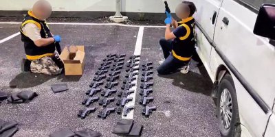 Panelvan tipi araçtan 40 ruhsatsız tabanca çıktı