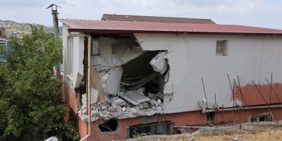 Çöp kamyonu mutfağa daldı: 1 yaralı