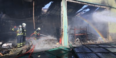 Adana'da mobilyacıda korkutan yangın, iş yeri küle döndü