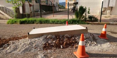 Kanalizasyon kokusunu önlemek için rögarı baza ile kapattılar