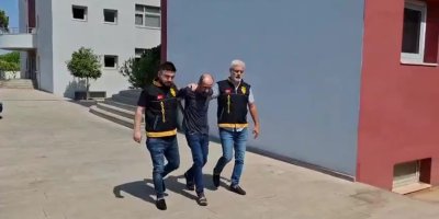 Hırsız durakta uyuyakalan vatandaşın 6 bin lirasını ve kolyesini çaldı