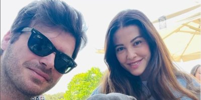 Adanalı sanatçı ve eşinden romantik poz