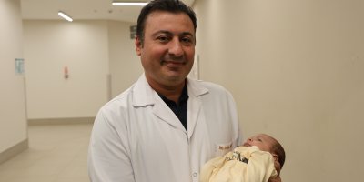 Tüp bebek yöntemiyle doğan çocuklarına doktorun adını verdiler