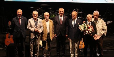 Bu yıl 31.'si gerçekleştirilen Altın Koza Film Festivali'ne ödüllerin yanı sıra Mehmet Aslantuğ ve Levent Özdilek'in gergin anları damga vurdu.